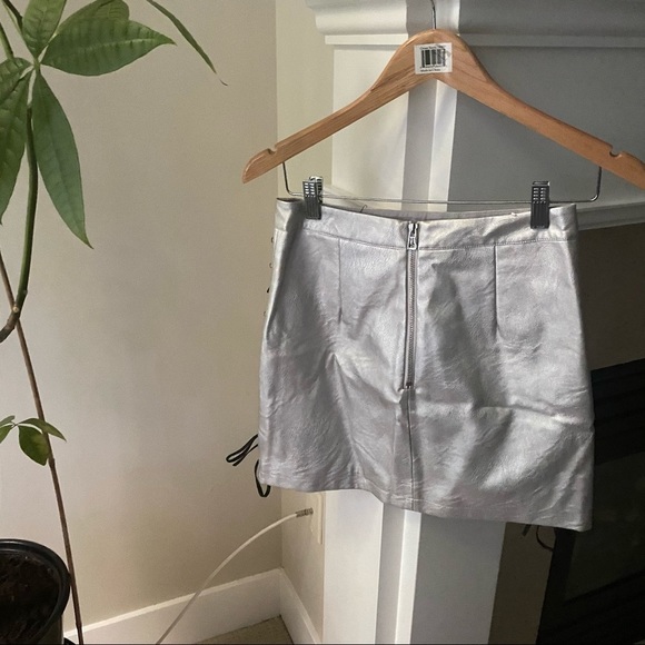 NWT TOPSHOP Silver Metallic Lace Up Mini Skirt - Picture 6 of 7